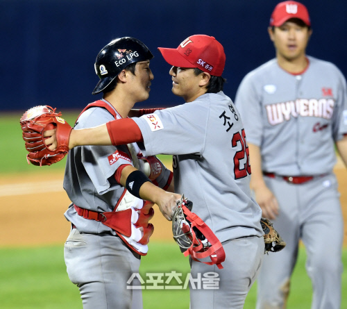 [포토] 데뷔 첫 승 거둔 조영우, 이흥련과 짜릿한 포옹