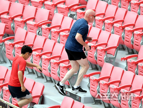[포토] 구슬 땀 흘리는 KIA 윌리엄스 감독