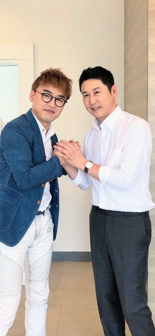 가수 성국, 첫 예능 '사랑의 재개발' 출연…예능'신'동엽 영접 인증샷