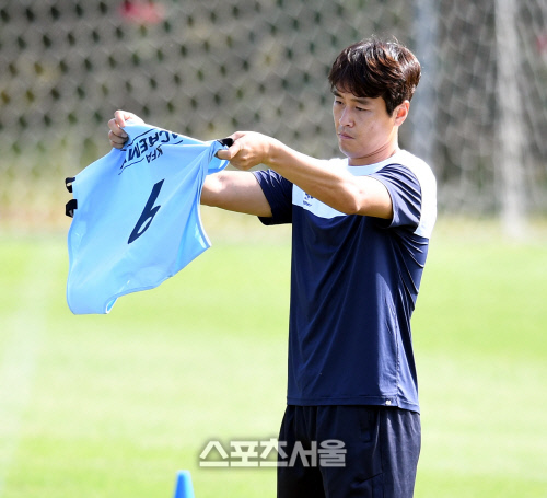 [포토] 이동국 '교육생 조끼 입고'