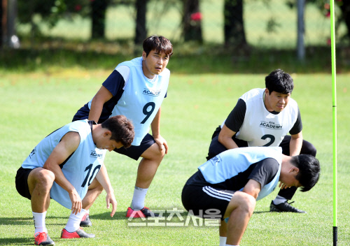 [포토] 스트레칭 하는 이동국