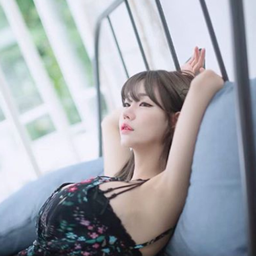 '벗을 듯 말 듯' 티셔츠 올리고 볼륨감 뽐낸 모델