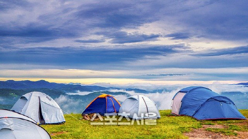 '생활속 거리두기'에 캠핑 붐…허리 부상 방지하는 방법은?