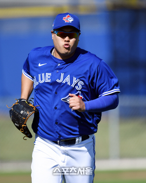 [포토] 류현진 \'3루 베이스로 달려\'