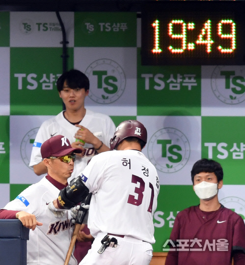 [포토]손혁 '살살~~ 내 가슴은 소중하니까!'