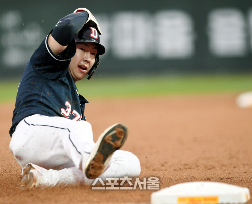 [포토] 두산 박건우, 헬멧 잡고...슬라이딩!