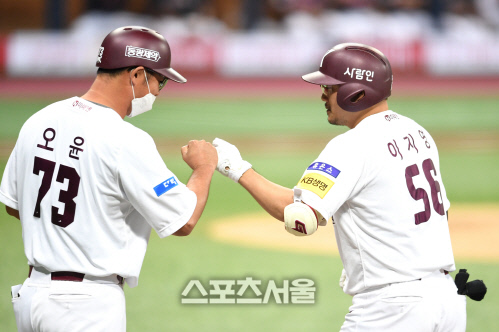 [포토]2타점 적시타 키움 이지영, 이제 단 1점 차!