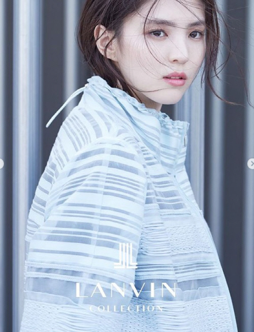 '타고났다고 할 밖에...' 한소희, 시선 사로잡는 압도적 스타일[★화보]