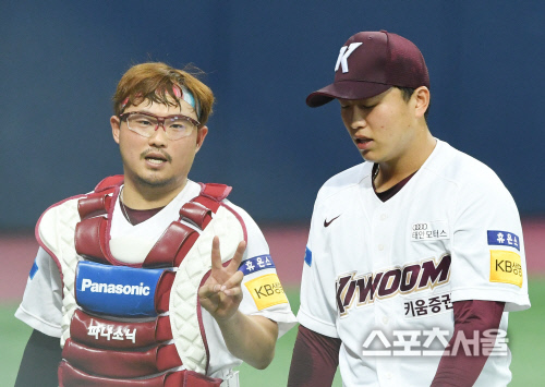 [포토] 키움 이승호-이지영, 직구가 말이야...