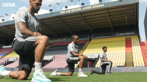 '선수도 심판도 모두 무릎을 꿇었다..' 감동 안긴 EPL 개막전 인종차별반대 메시지