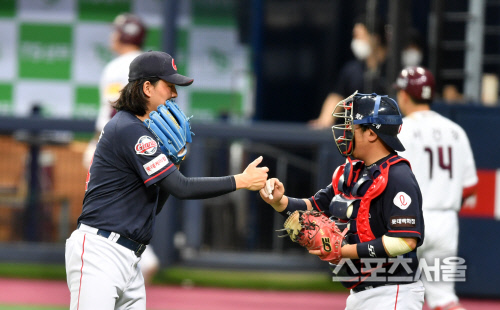 [포토]\'한주의승리를승리로\'자축하는김원중