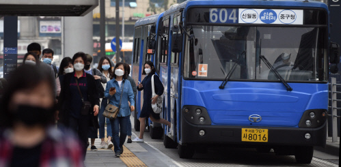 마스크쓰라 했다고 운전자 폭행…잇따른 버스 기사 수난