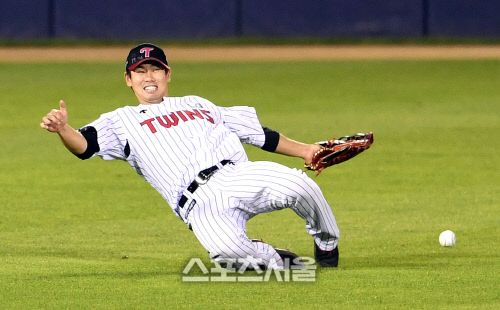 [포토]두산 오재원의 타구 놓치는 LG 홍창기