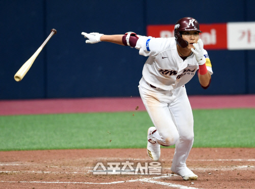 [포토]키움 이정후, 이번엔 2루타!