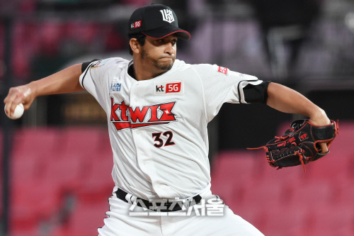 [포토] kt 쿠에바스, 4-1 리드 속 역투!