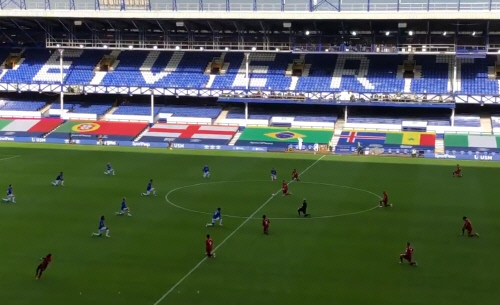 "아차차…" 킥오프 전 인종차별 운동 깜빡하고 뛴 사디오 마네