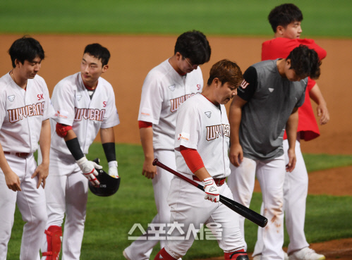 [포토] SK 와이번스, 연장 10회...너무나 아쉬운 패배...