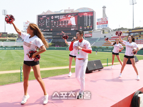 [포토] 치어리더 배수현, 무관중이라도 뜨거운 응원을~