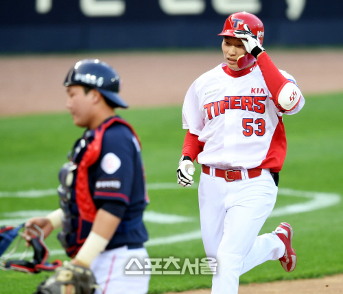 [포토] 김호령 \'첫 타석부터 시원한 홈런\'