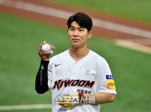 싸이클링히트 김혜성, 경기전 기록달성 기념구 전달받아 [포토]