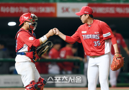 [포토]시즌 5세이브 수확한 KIA 문경찬