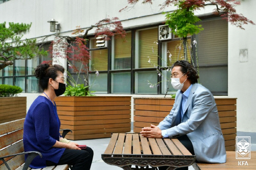 축구사랑나눔재단, 투병 중인 차기석에게 후원금 3000만원 전달