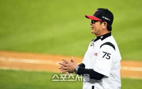 [포토]아쉬운 발걸음 돌리는 류중일 감독