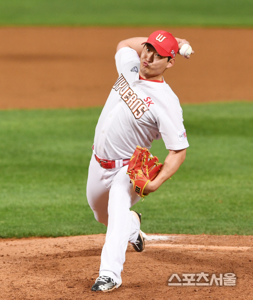 [포토] SK 하재훈, 9회에 끝내야  해!