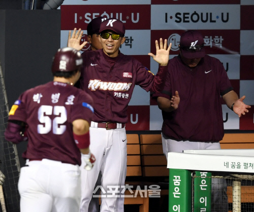 [포토] 손혁 감독, 박병호 홈런에 형님 미소 활짝