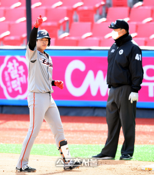 [포토] 안타 조한민 \'엄지 척\'