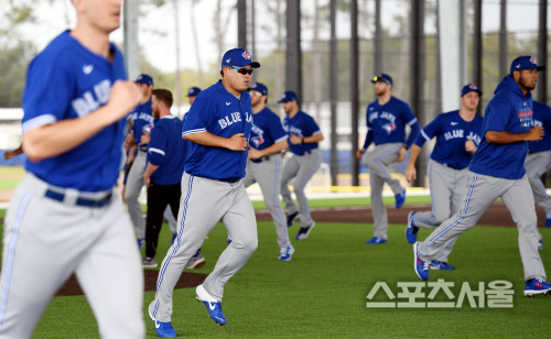 [포토] 러닝으로 몸푸는 류현진