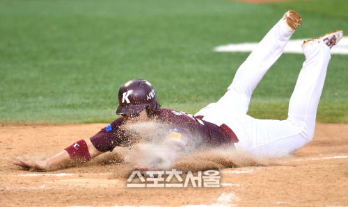 [포토]과감한 홈 슬라이딩으로 추가 득점 뽑아내는 박병호