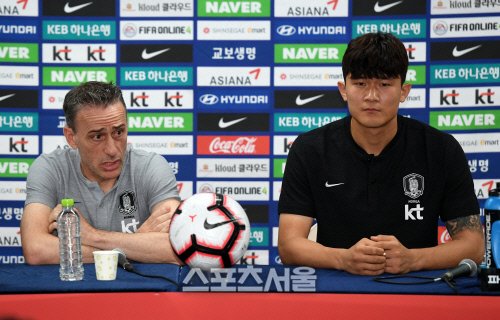 [포토]호주전 각오 밝히는 축구대표팀의 벤투 감독과 김민재