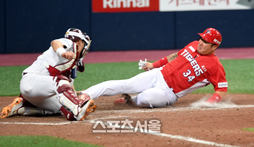 [포토]KIA 최형우의 과감한 홈 쇄도