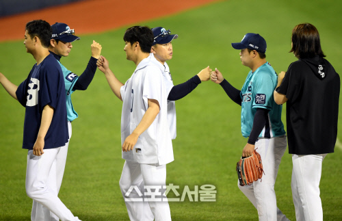 [포토] 이동욱 감독 '모두들 잘했어'