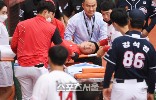 [포토] SK 염경엽 감독 경기 중 혼절, 스트레스가 얼마나 심했으면...