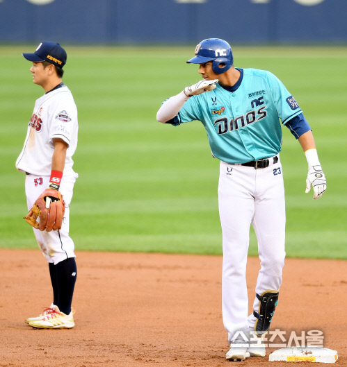 [포토] 2루타 알테어 \'점수 뽑으러 가자\'