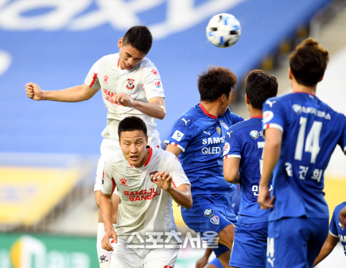 [포토] 오세훈 '과감한 헤더'