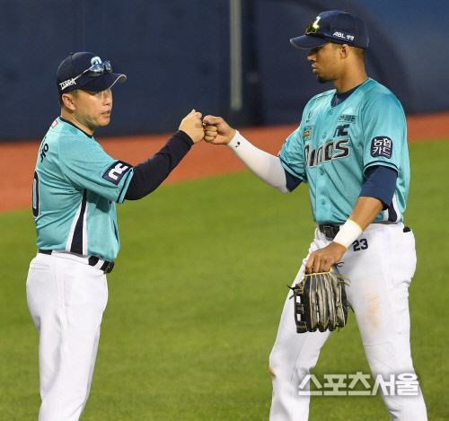 [포토] NC 이동욱 감독, 알테어 12호 홈런 축하해~!