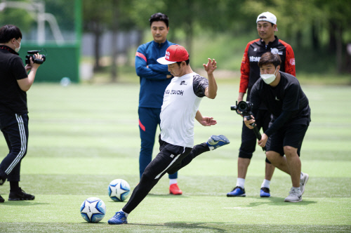 [보도자료]강하게 프리킥을 차는 이천수
