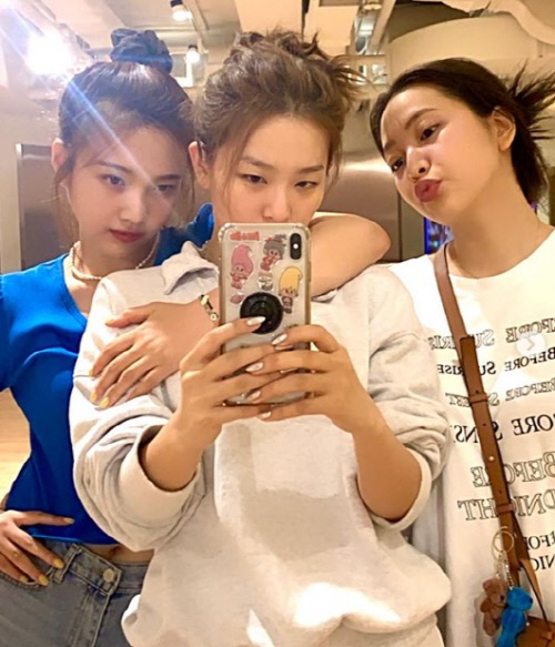 레드벨벳 조이 멤버들과 사진 공개 "다음 번엔 꼭 다섯 명이서" 아쉬움[★SNS]