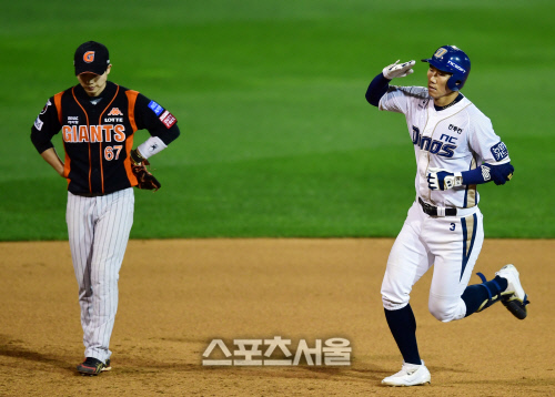 [SS포토] 모창민, 6회 솔로포로 홈런레이스 합류 (준PO3)