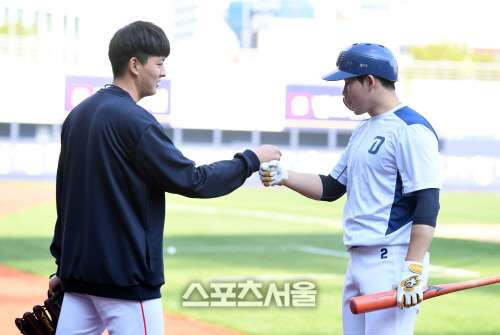 [포토] 김원중-박민우 \'반가운 인사\'