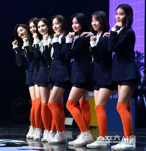 신인 걸그룹 위클리(WEEEKLY), 상큼한 데뷔를 알리며[포토]