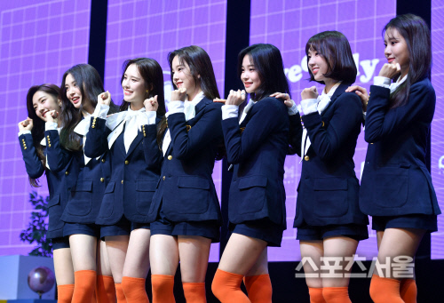 신인 걸그룹 위클리(WEEEKLY), 상큼한 데뷔를 알리며[포토]