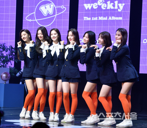 신인 걸그룹 위클리(WEEEKLY), 상큼한 데뷔를 알리며[포토]