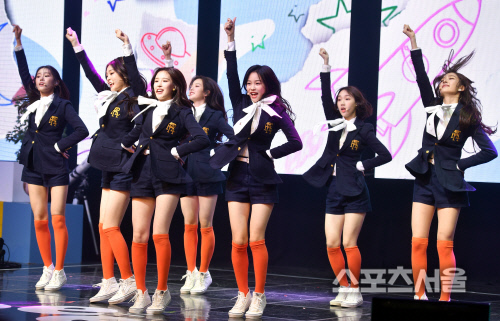 쇼케이스 펼치는 신인 걸그룹 위클리(WEEEKLY)[포토]