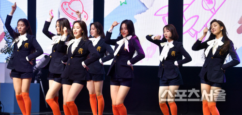 쇼케이스 펼치는 신인 걸그룹 위클리(WEEEKLY)[포토]