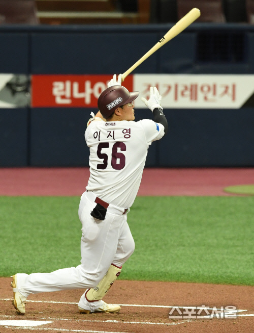 [포토] 키움 이지영, 2회 뒤집는...역전 적시타!