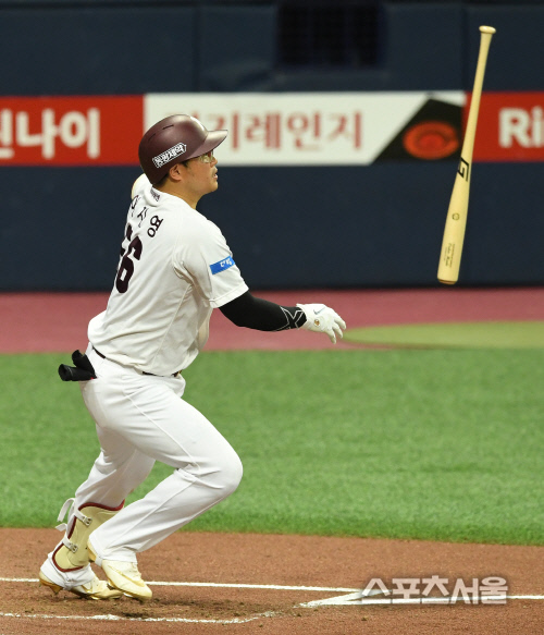 [포토] 키움 이지영, 역전 적시타의...호쾌한 배트 플립!